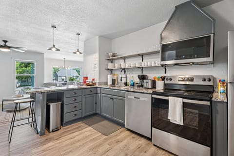 Coffee/tea facilities, dishwasher, microwave, stove, toaster