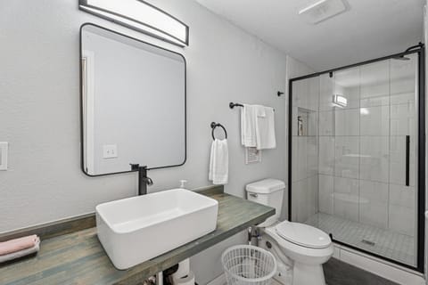 6BR Home Kitchen Laundry Sleeps 12 #60 House in Oklahoma City