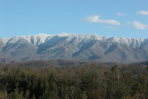 Mount LeConte Mansion by Venture Smoky Mountains House in Gatlinburg