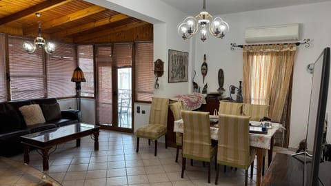 Living room, Seating area, Dining area, air conditioner