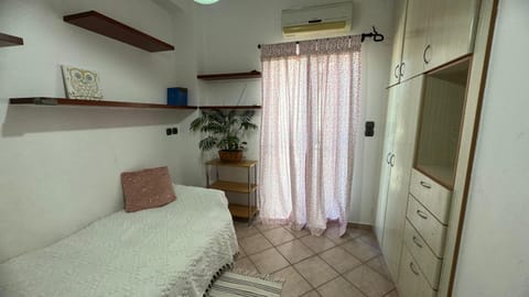Photo of the whole room, Bedroom, wardrobe, air conditioner