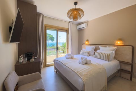 Bed, TV and multimedia, Photo of the whole room, Bedroom, towels, air conditioner