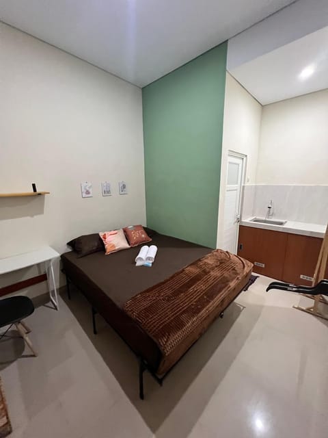 Bed, Living room, Photo of the whole room, Seating area, Bedroom, towels