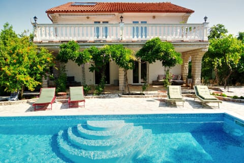 Property building, Garden, Swimming pool, sunbed