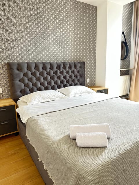 Bed, Bedroom, towels