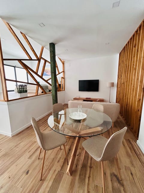 Communal lounge/ TV room, TV and multimedia, Seating area, Dining area