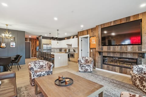 The Wallen Downtown Nashville Walk to Broadway, Parking, Heated Pool, Gym Apartment in The Gulch