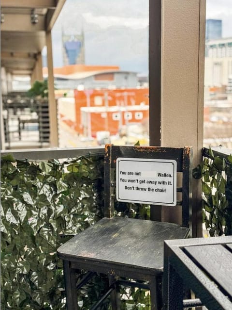 The Wallen Downtown Nashville Walk to Broadway, Parking, Heated Pool, Gym Apartment in The Gulch