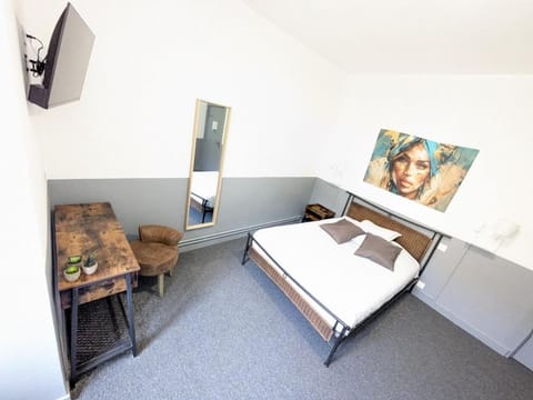 Bed, TV and multimedia, Bedroom