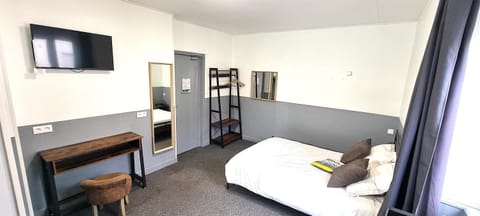 Bed, TV and multimedia, Photo of the whole room, Bedroom, hair dresser