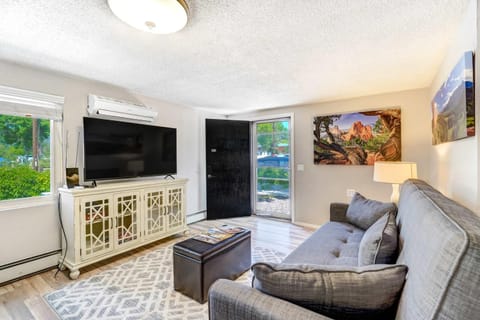 Vermijo Cottage Cozy Retreat Near OCC & Downtown Apartment in Old Colorado City