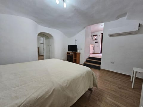 Bed, TV and multimedia, Photo of the whole room, Bedroom