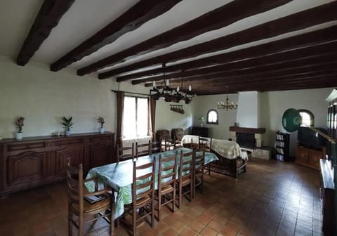 Library, Living room, Banquet/Function facilities, Seating area, fireplace