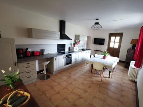 TV and multimedia, Coffee/tea facilities, Kitchen or kitchenette, dishwasher, oven, stove, toaster, kitchen