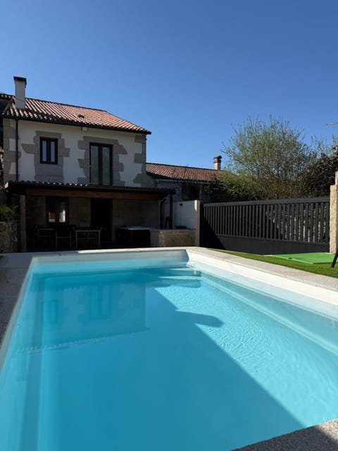 Property building, Natural landscape, Spa and wellness centre/facilities, Pool view, Swimming pool