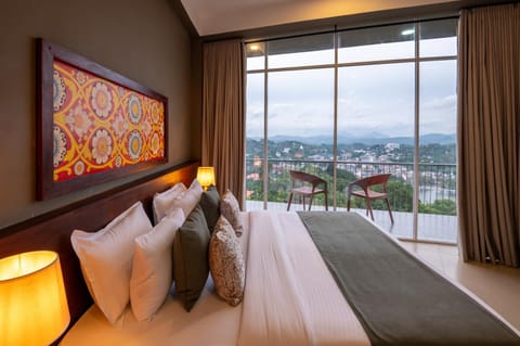 Bed, Natural landscape, View (from property/room), Balcony/Terrace, Bedroom, Lake view, Mountain view