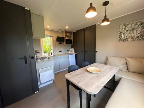 Kitchen or kitchenette, Dining area, stove