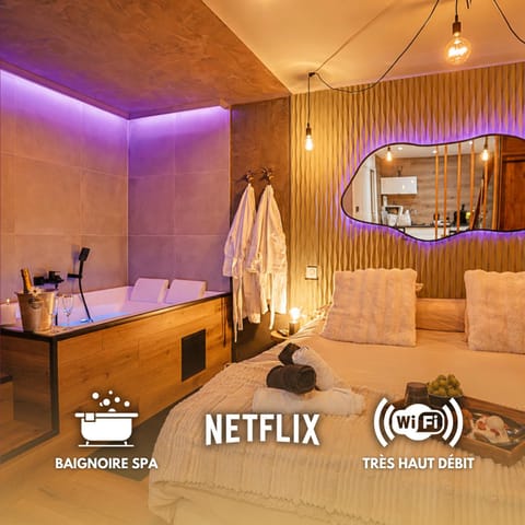 Hot Tub, Photo of the whole room, Bedroom