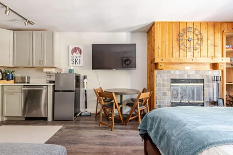 Kirkwood Studio Full Kitchen & Meadow Balcony House in Kirkwood