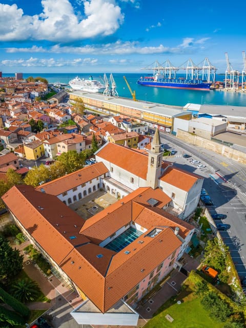 Bird's eye view, City view, Sea view, Location
