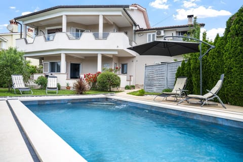 Property building, Garden, Garden view, Pool view, Swimming pool, sunbed