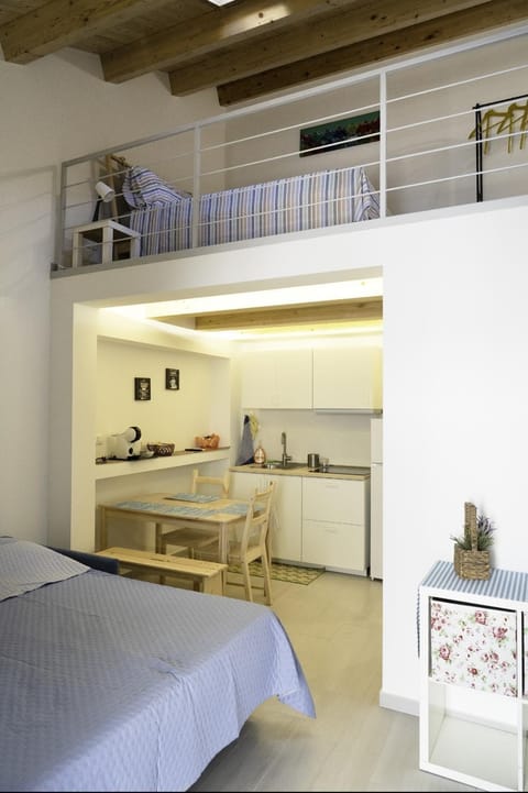 Bed, Kitchen or kitchenette, Photo of the whole room, Dining area