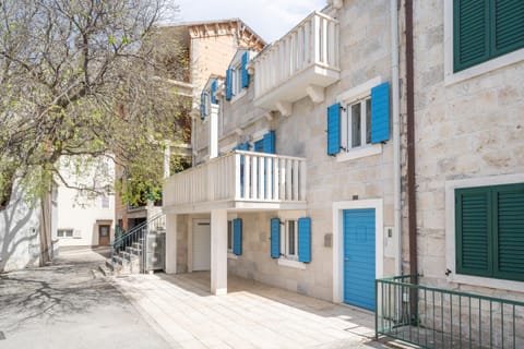 Property building, Neighbourhood