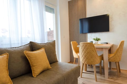 TV and multimedia, Living room, Seating area, Dining area