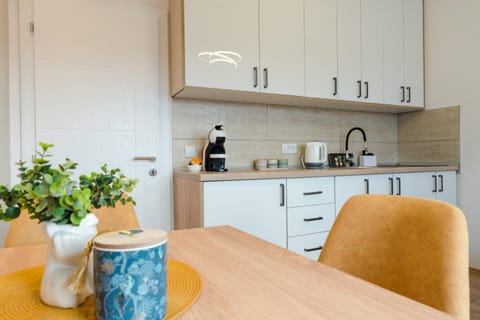 Coffee/tea facilities, Kitchen or kitchenette, Dining area, stove