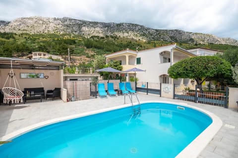 Facade/entrance, Swimming pool