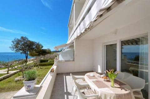 Property building, View (from property/room), Balcony/Terrace, Seating area, Dining area, Sea view