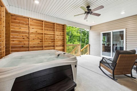 The Veloshire - Half mi to MTB Trails-Hot Tub House in Bella Vista