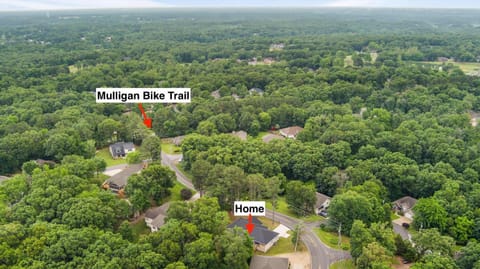 The Veloshire - Half mi to MTB Trails-Hot Tub House in Bella Vista