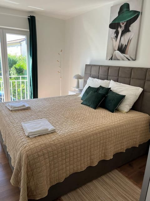 Bedroom, towels