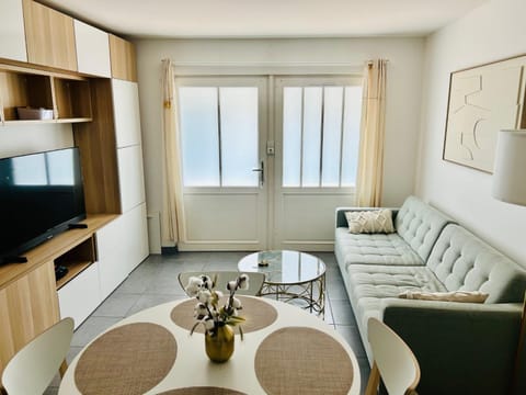 Communal lounge/ TV room, Living room, Seating area, Dining area, Meals