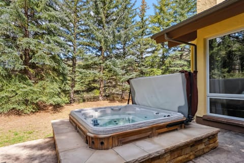 Cascade Village 4BR Hot Tub Shuttle Access House in Vail