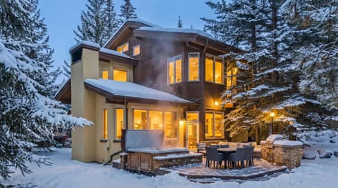 Cascade Village 4BR Hot Tub Shuttle Access House in Vail
