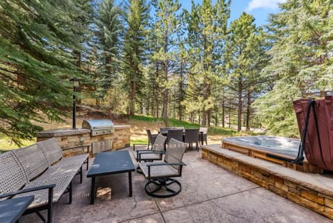 Cascade Village 4BR Hot Tub Shuttle Access House in Vail