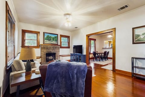 Walkable 1900s Home with Porch in Downtown Buda House in Buda