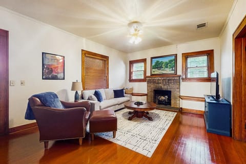 Walkable 1900s Home with Porch in Downtown Buda House in Buda