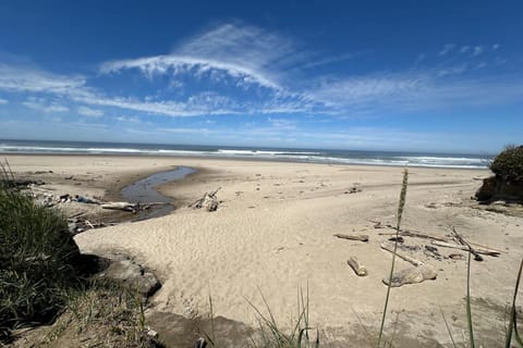Coastal Retreat House in Lincoln Beach