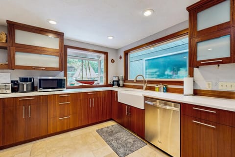 Coastal Retreat House in Lincoln Beach