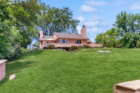 Rockledge Cedar Retreat House in North Hero
