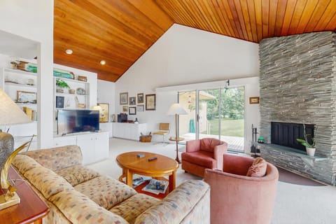 Rockledge Cedar Retreat House in North Hero