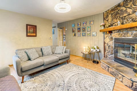 8 Mi to Nature Center Streamwood Gem with Yard! House in Hoffman Estates