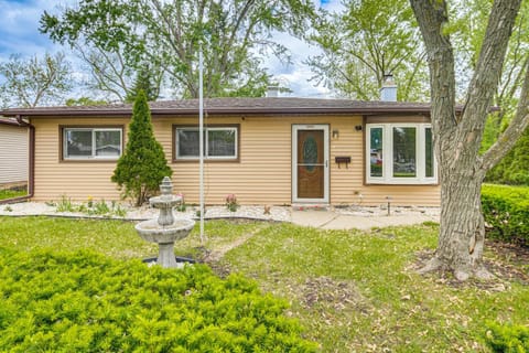 8 Mi to Nature Center Streamwood Gem with Yard! House in Hoffman Estates