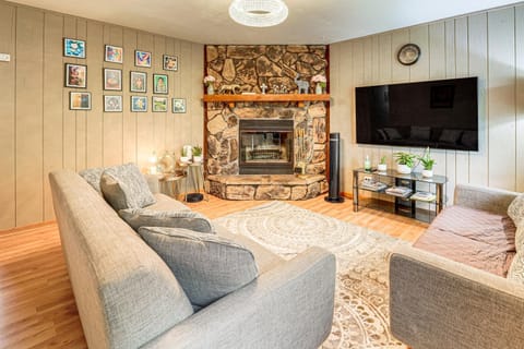 8 Mi to Nature Center Streamwood Gem with Yard! House in Hoffman Estates