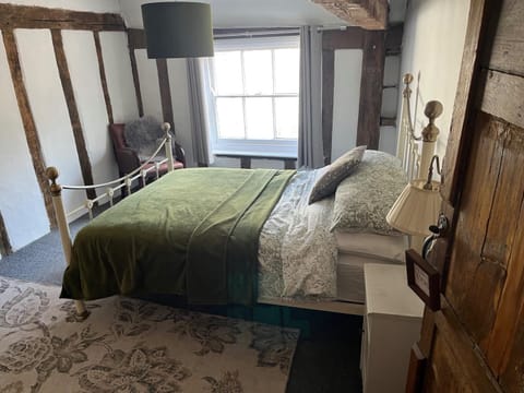 Bed, Seating area, Bedroom