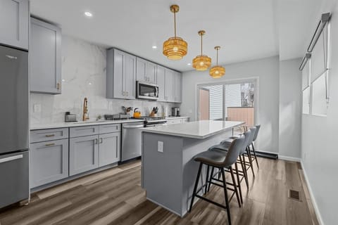 Group-Friendly 4 Bedroom 5 Bathroom Pets OK Close to Stadium House in Pittsburgh