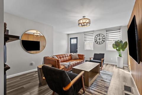 Group-Friendly 4 Bedroom 5 Bathroom Pets OK Close to Stadium House in Pittsburgh